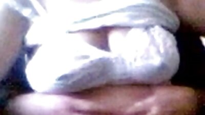 O tipă mototolește sânii goi în fața unei filme porno cu baieti frumosi camere web pentru a-și excita iubitul.
