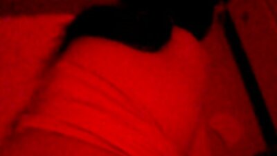 Un vițel vulgar introduce un membru între filme porno cu grase frumoase sâni.