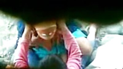 O tânără de la birou își smușește păsărica futai cu pizde frumoase cu vibratoare într-un club de sex.