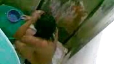 Tipul brunet și-a ridicat picioarele și își masturbează fanta filme porno cu grase frumoase fermecătoare.