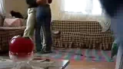 Bărbatul atletic de doamne doggystyle bate cea mai frumoasa pizda din lume gaura unui pui.
