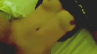 Cu poze cu pizde frumoase o fată modestă în ochelari, a început sexul la câinele pe pat.