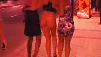Un bărbat înflăcărat a pizdefrumoase scris cu majuscule o doamnă bustină.