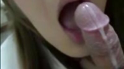 Puița cu părul negru a sut fete frumoase futute sperma din penis.