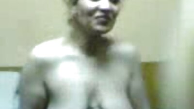 Deschizându-și picioarele, femeia se împinge cu un pizdefrumoase vibrator.