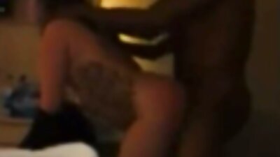 Un bărbat cu filme porno cu baieti frumosi cucui mare ia o fată în chiloți.
