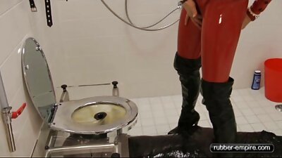 Pui cu fete frumoase futute ochelari se antrenează pe un vibrator de cauciuc.